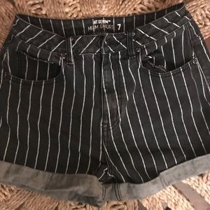 HT Denim Hot Topic Mom Short, size 7,
